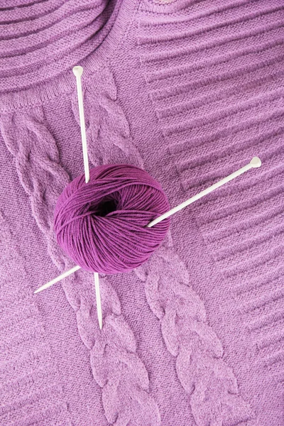 Fioletowy sweter i piłka wełny z bliska — Zdjęcie stockowe