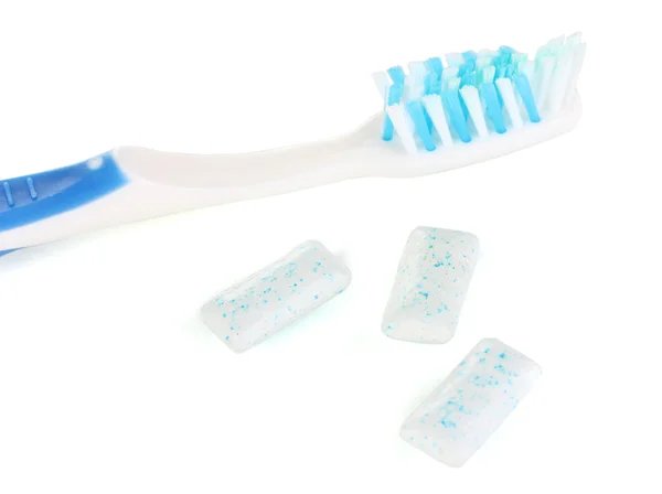 Kaugummi und Zahnbürste isoliert auf weiß — Stockfoto