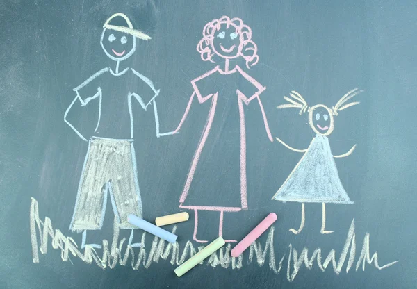 Счастливая семья, детский рисунок с мелом — стоковое фото