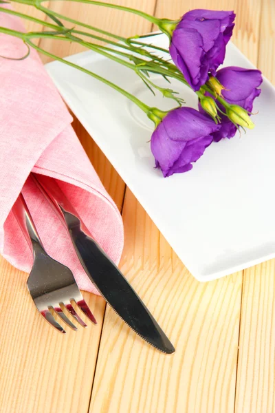 Naczynia z kwiatów na jasne serwetka szczegół — Zdjęcie stockowe
