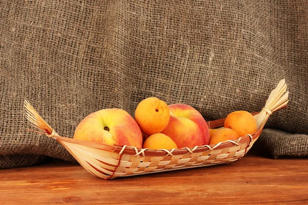 Rijp fruit in mand op doek achtergrond close-up — Stockfoto