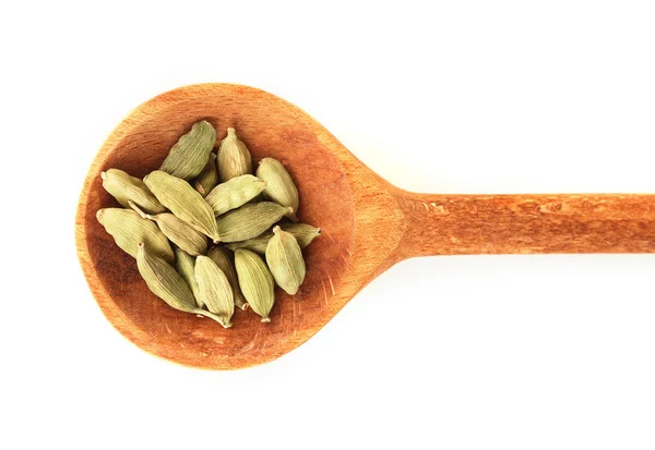 Green cardamom in wooden spoon on white background close-up — Stock Photo, Image
