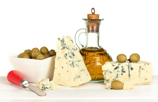 Samenstelling van blauwe kaas en olijven in een kom op witte achtergrond close-up — Stockfoto