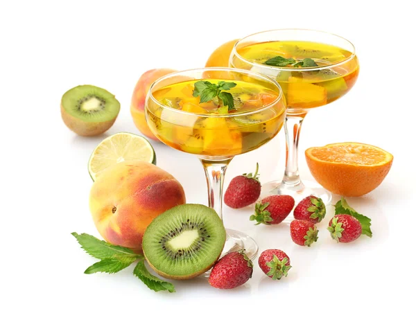 Punch in glazen met fruit, geïsoleerd op wit — Stockfoto