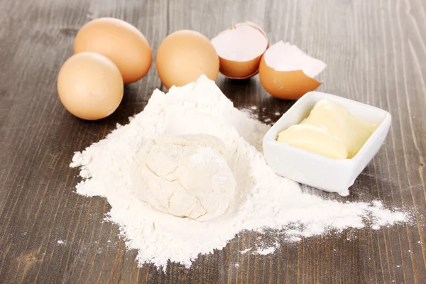 卵、木製のテーブルに、バターと小麦粉のクローズ アップ — ストック写真