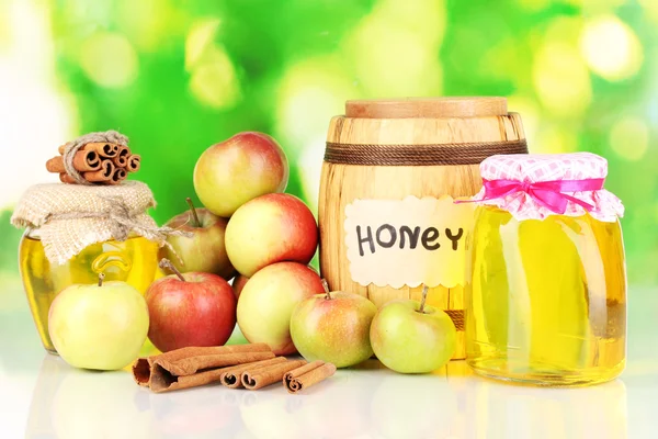 Honig und Äpfel mit Zimt auf natürlichem Hintergrund — Stockfoto