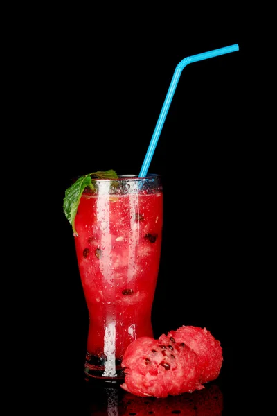 Ein Glas frischen Wassermelonensaft isoliert auf schwarz — Stockfoto