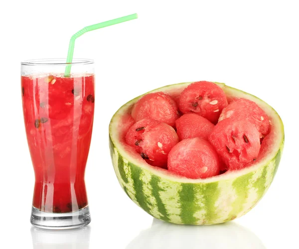 Ett glas färsk vattenmelon juice och halv vattenmelon isolerad på vit — Stockfoto