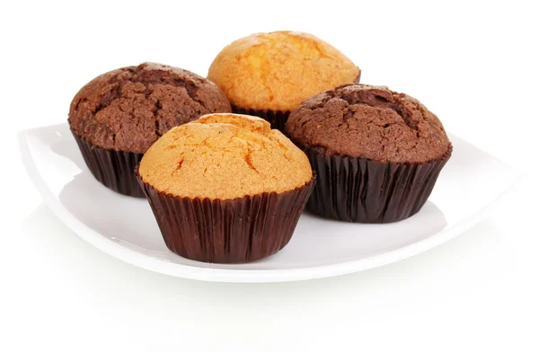 Čerstvých muffinů na desce izolovaných na bílém — Stock fotografie