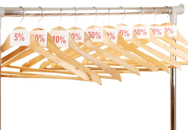Trä klädhängare som försäljning symbol isolerad på vit — Stockfoto