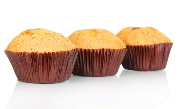Frische Muffins isoliert auf weiß — Stockfoto