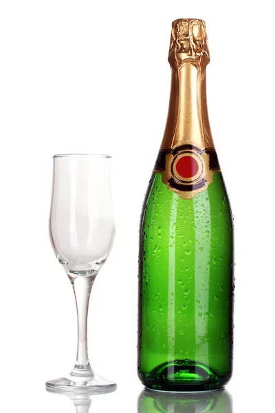 Bir şişe şampanya ve üzerinde beyaz izole kadehi — Stok fotoğraf