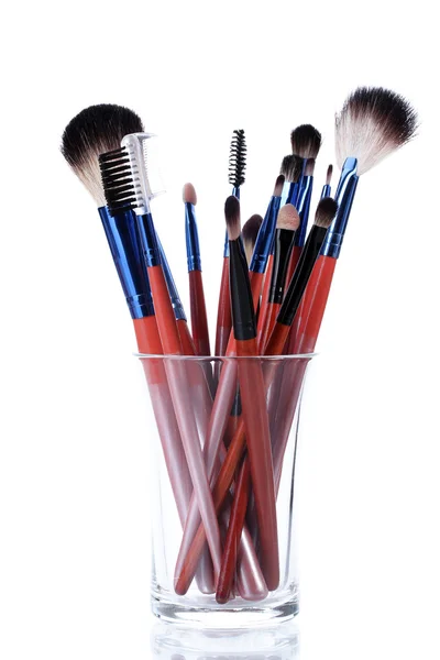Make-up penslar i glas cup isolerad på vit — Stockfoto