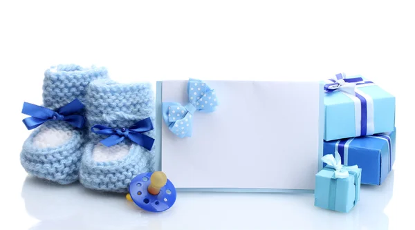 Prachtige geschenken, baby's bootees, lege briefkaart en dummy geïsoleerd op wit — Stockfoto