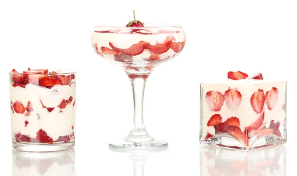 Ποτήρια ώριμες φράουλες με κρέμα που απομονώνονται σε λευκό — Φωτογραφία Αρχείου