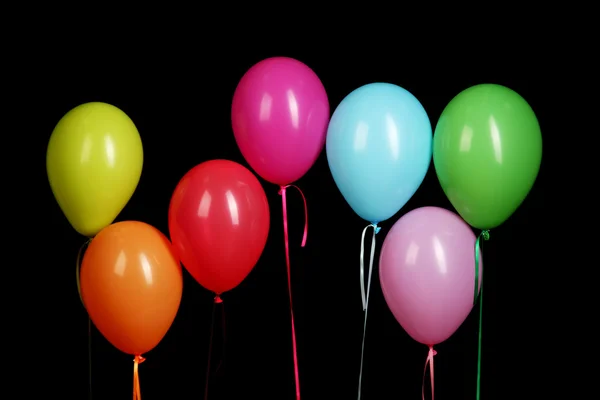 Kleurrijke ballonnen geïsoleerd op zwarte achtergrond — Stockfoto