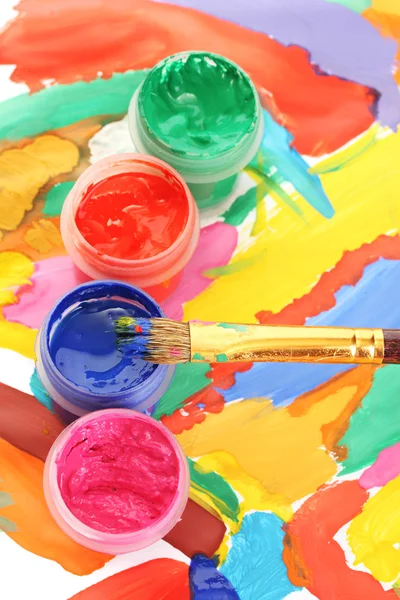 Potten met kleurrijke gouache op een helder beeld close-up — Stockfoto
