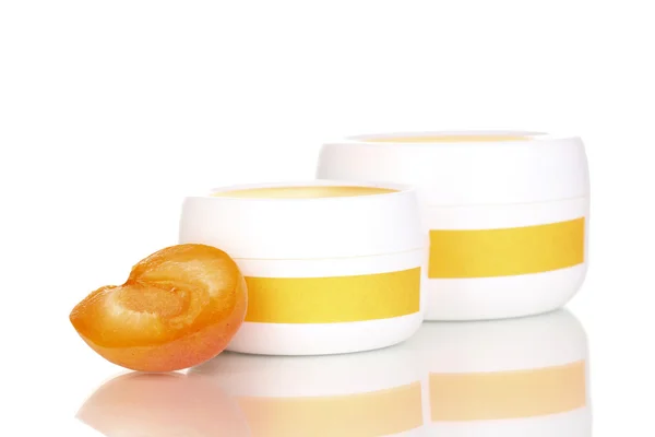 Gläser Sahne mit saftigen Aprikosen isoliert auf weiß — Stockfoto