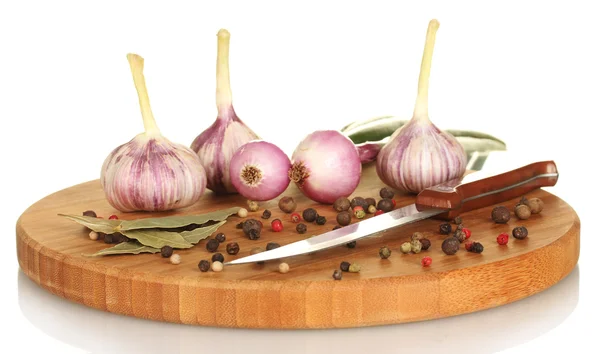 Cipolla giovane e aglio su un tagliere isolato su bianco — Foto Stock