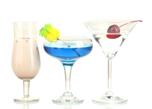 Различные алкогольные напитки, изолированные на белом — стоковое фото