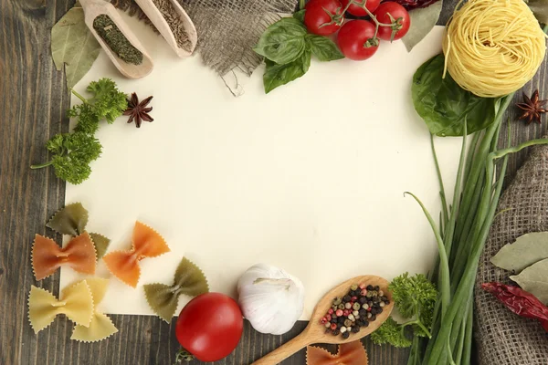 Бумага для рецептов овощей и специй на деревянном столе — стоковое фото