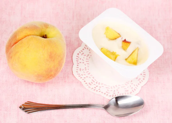 Yoghurt med persika närbild isolerad på vit — Stockfoto