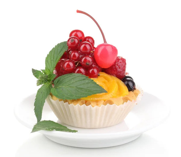 Dulcet taart met fruit en bessen geïsoleerd op wit — Stockfoto