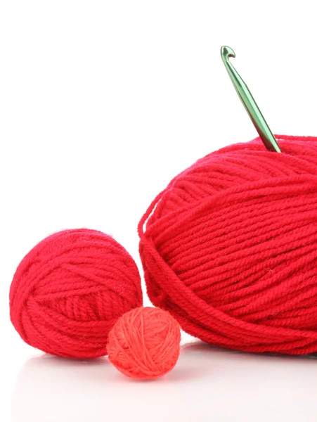 Červené knittings příze izolované na bílém — Stock fotografie