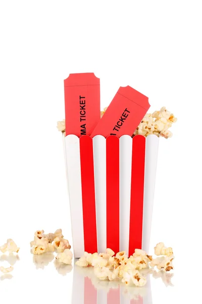 Klasický box popcorn a kino vstupenky izolované na bílém — Stock fotografie