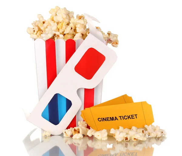Popcorn met glazen en tickets geïsoleerd op wit — Stockfoto