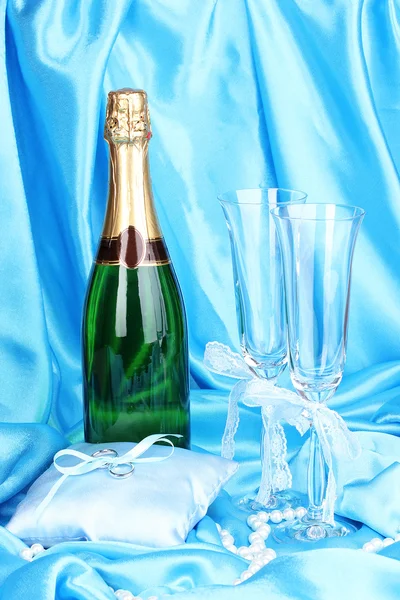 Bruiloft accessoires op blauw doek achtergrond — Stockfoto