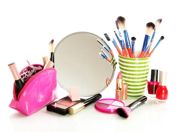 Kosmetik in Spiegelnähe isoliert auf weiß — Stockfoto