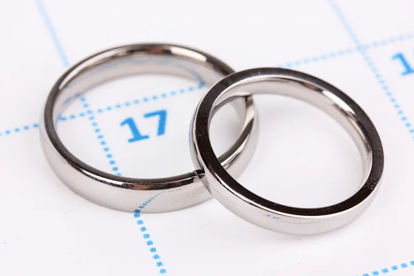Anéis de casamento isolados em branco — Fotografia de Stock