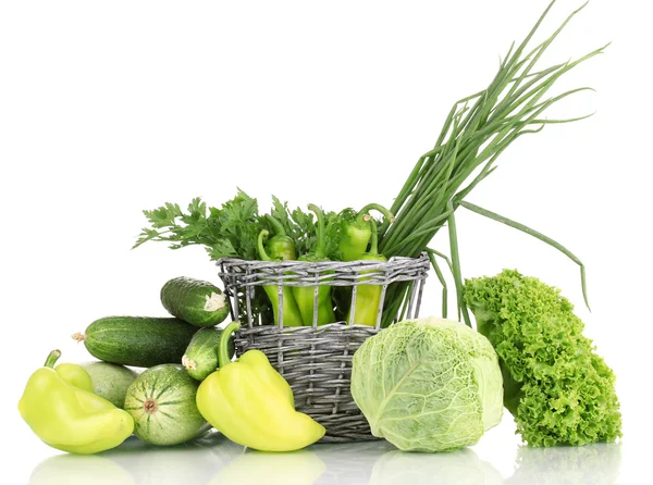 Verduras verdes frescas en cesta aisladas en blanco — Foto de Stock