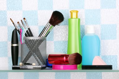 kozmetik ve tuvalet banyo raf