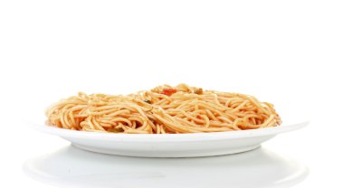 İtalyan spagetti domates soslu beyaz bir plaka üzerinde beyaz izole pişirilir.