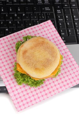 iş yerinde laptop yanında, yemek