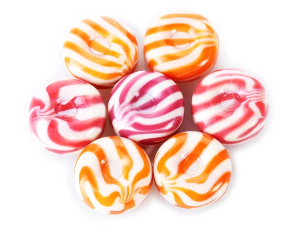 Caramelle di frutta a strisce isolate su bianco — Foto Stock