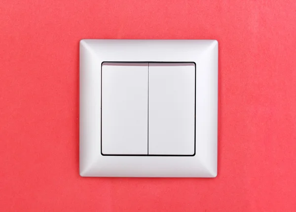 Kırmızı zemin üzerine modern ışık anahtarı — Stok fotoğraf