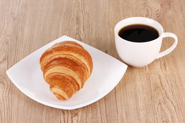 古典的早餐。咖啡和牛角面包 — 图库照片