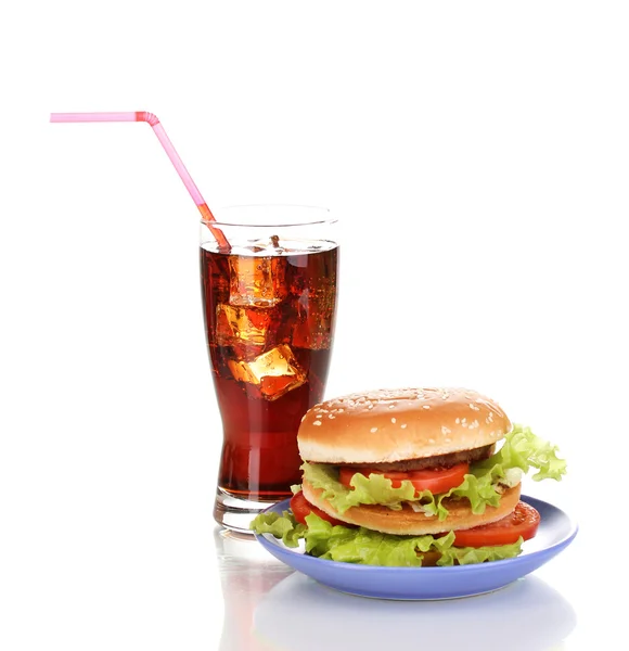Stor och välsmakande hamburgare på tallrik med cola isolerad på vit — Stockfoto