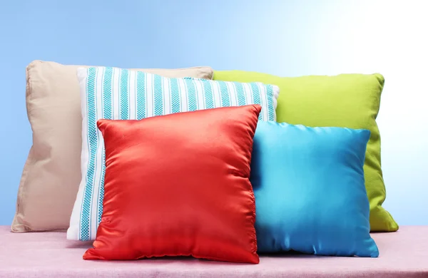 Almohadas brillantes sobre fondo azul — Foto de Stock