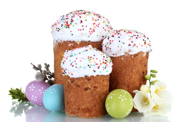 Hermosos pasteles de Pascua, huevos coloridos y flores aisladas en blanco — Foto de Stock