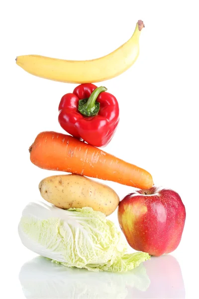 Färska grönsaker och frukt isolerad på vit — Stockfoto
