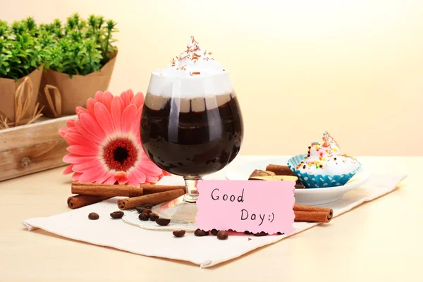 Bicchiere di caffè cocktail e fiore di gerbera su tavolo di legno — Foto Stock