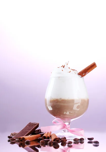 杯咖啡鸡尾酒上紫色背景 — 图库照片