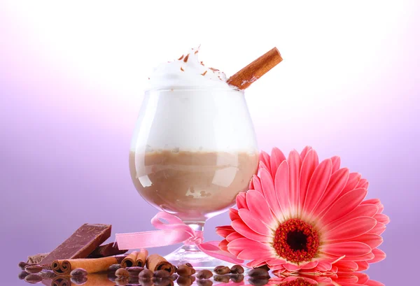 Glas Kaffee-Cocktail und Gerbera-Blume auf violettem Hintergrund — Stockfoto
