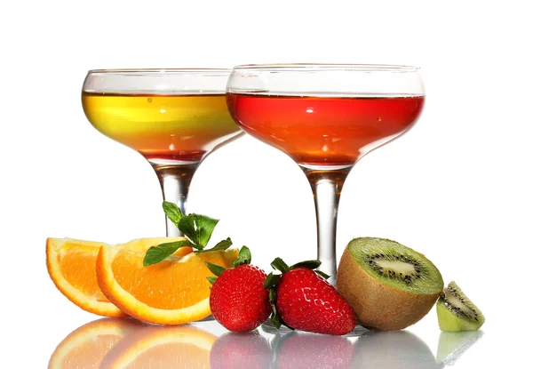Gelatina di frutta in bicchieri e frutta isolata su bianco — Foto Stock