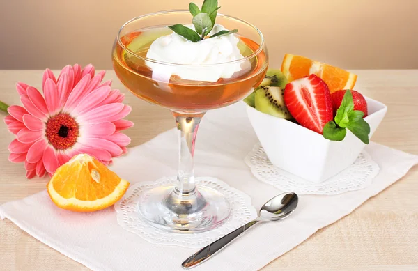 Fruit gelei in glas en vruchten op tafel in café — Stockfoto