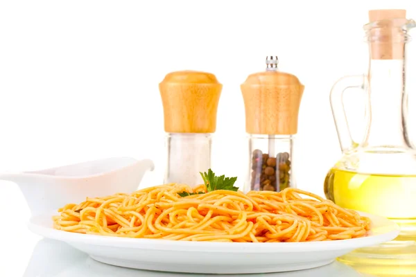 Composizione dei deliziosi spaghetti con salsa di pomodoro isolata su bianco — Foto Stock